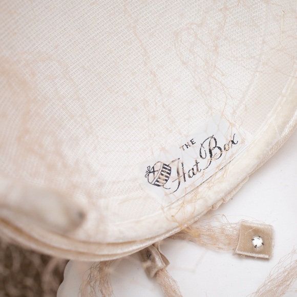 *SOLD* 💎Cream satin vintage 1950s fascinator hat with netting & Rhinestone Drop - Picture 11 of 12